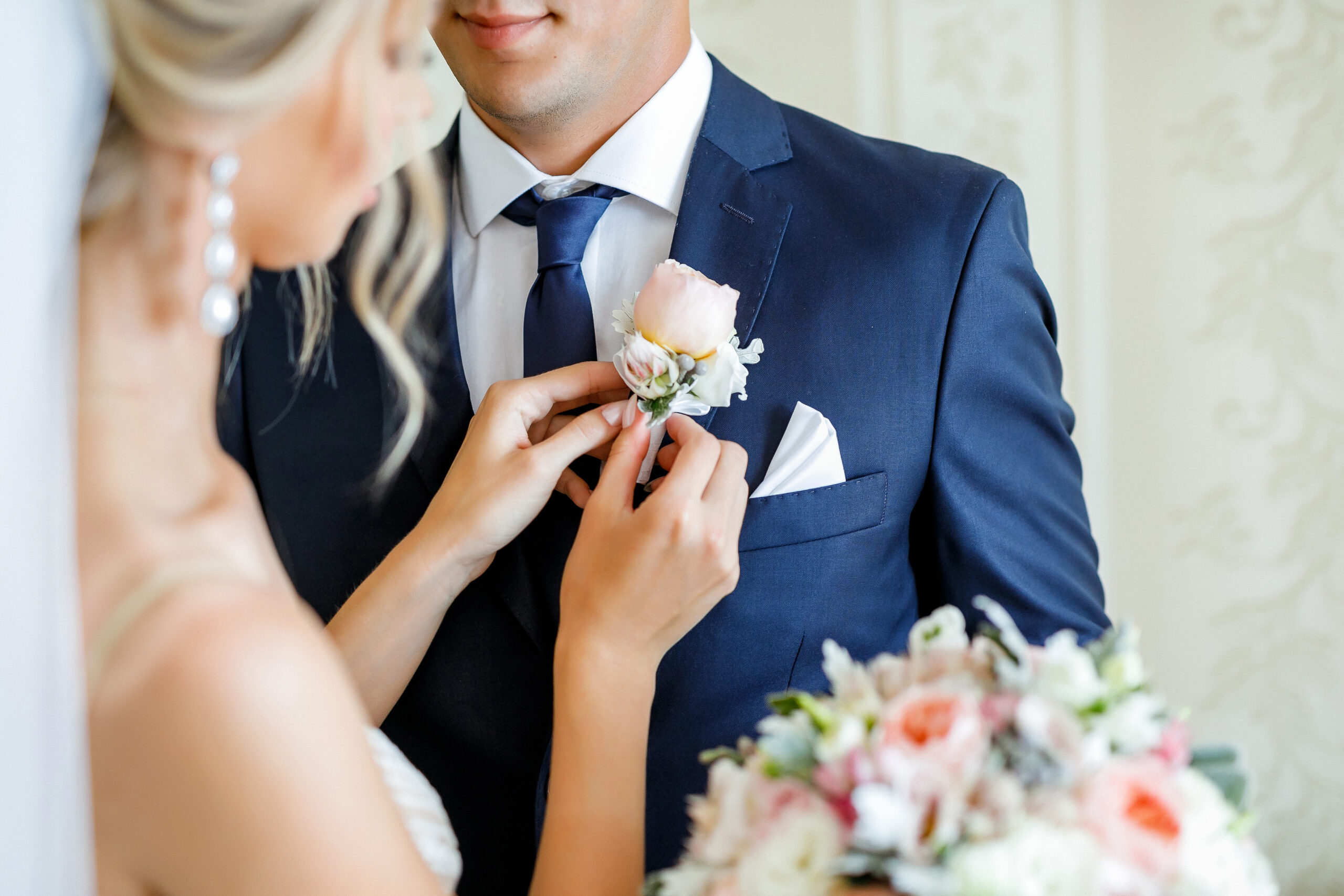 A,Wedding,Bouquet,Of,Light,Roses,In,The,Hands,Of