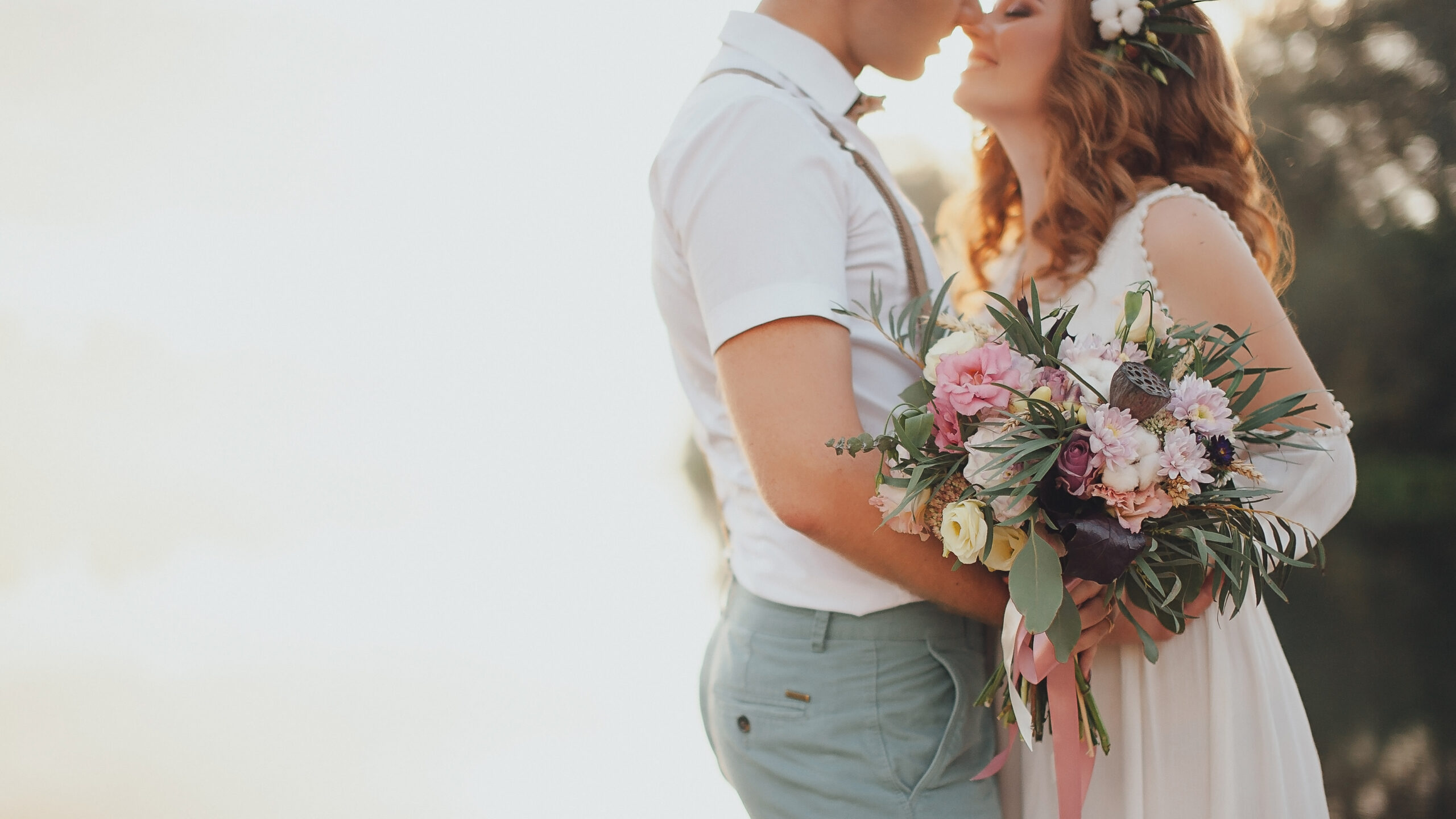 The,Bride,And,Groom,On,The,Background,Of,A,Mountain Twilight Wedding ceremony decor